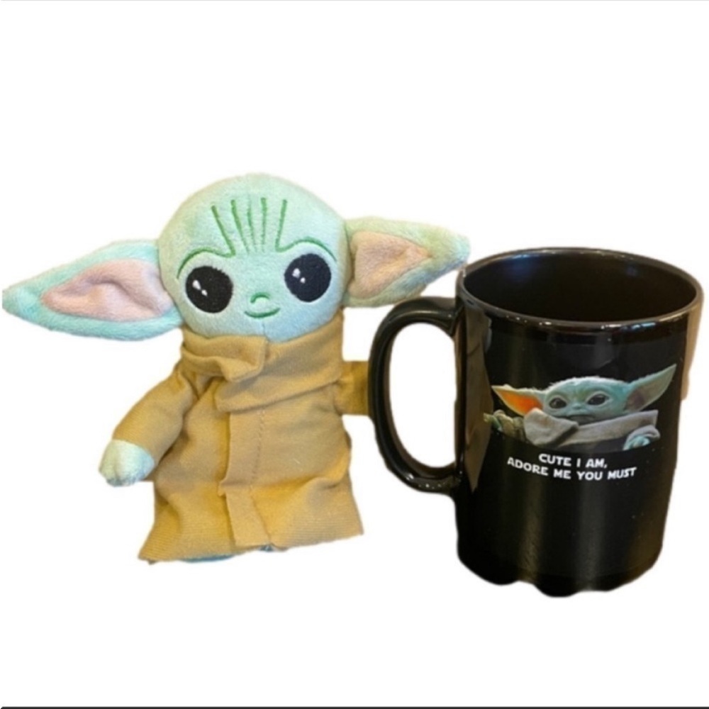 The Child Bundle from Star Wars
Mandelorian Baby Yoda Plush Toy and
Mug